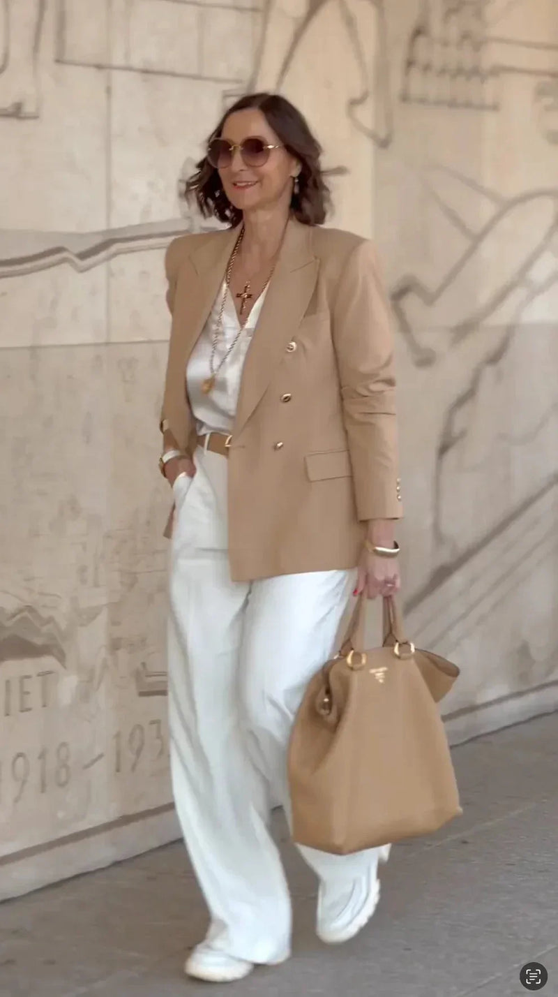 Eleganter Beiger Blazer mit Weißer Hose - Tacatani