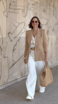 Eleganter Beiger Blazer mit Weißer Hose - Tacatani